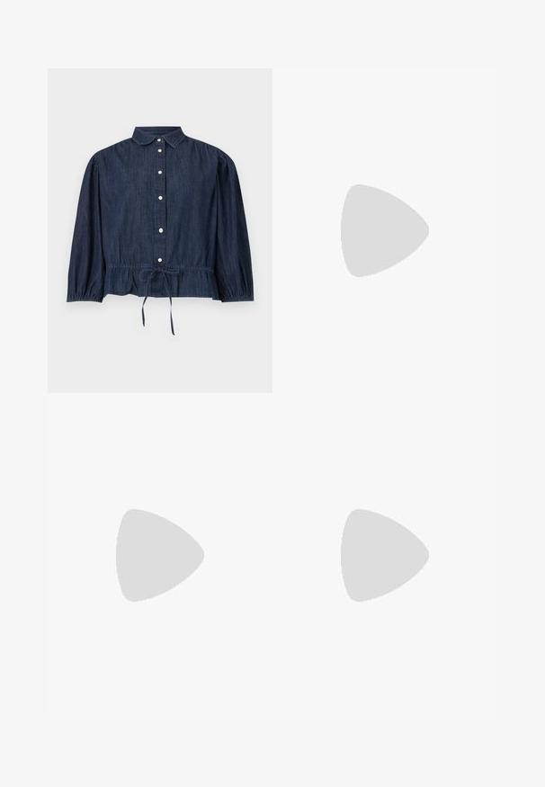 Blouse à manches longues en jean bleu foncé avec fermeture à boutons sur le devant, col, poignets froncés et taille ajustable par cordon.; Jean bleu foncé taille haute à jambes larges avec fermeture par bouton et fermeture éclair, poches avant et coutures visibles.; Chaussures à talons noires avec une bride, à bout pointu, finition mate lisse et talon fin brillant. Sangle ajustable avec petit détail de boucle.; Sac à main bordeaux en matériau brillant, de forme rectangulaire, avec deux anses et des accents légèrement courbés à l'avant.