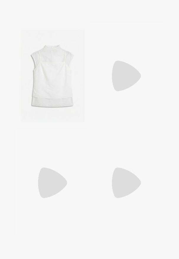 Blouse blanche sans manches à plusieurs couches avec col montant et superposition de tissu transparent sur le dessus et les manches, posée à plat sur un fond blanc.; Jean en denim bleu à coupe droite, taille mi-haute, cinq poches et légère décoloration. Fermeture par bouton et passants pour ceinture inclus.; Bottine plate noire à bout pointu avec un laçage à l'avant et des œillets le long des bords, présentée sur un fond blanc.; Petit sac à main noir brillant avec deux longues anses et des détails à cordon sur les côtés sur un fond clair uni.