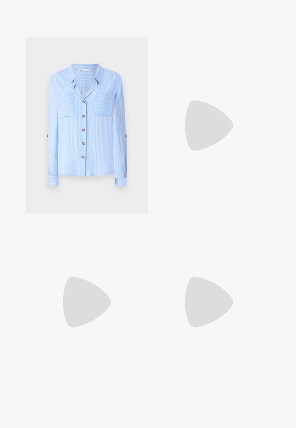 Chemise bleu clair à manches longues avec des rayures blanches verticales, deux poches poitrine et des boutons marron sur le devant. Tissu doux avec une texture lisse.; Pantalons en denim à jambe large en bleu foncé. Fabriqués en coton avec une texture lisse. Comprend deux poches avant et une fermeture à boutons à la taille.; Escarpin slingback noir en cuir verni à petit talon kitten, avec un bout pointu et un petit ornement rond doré sur le dessus.; Petit sac à main noir brillant avec deux longues anses et des détails à cordon sur les côtés sur un fond clair uni.