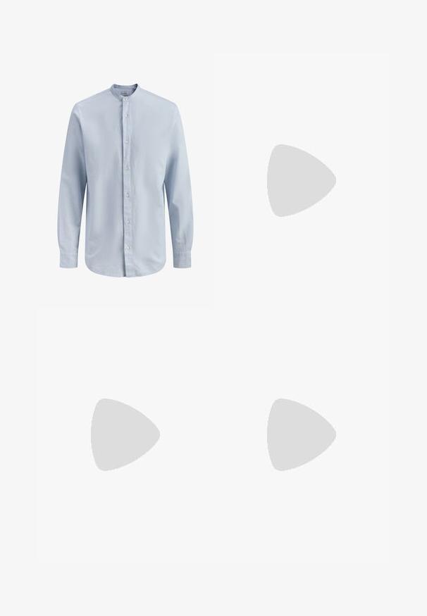 Chemise pour homme à manches longues bleu clair avec col mandarin et boutons blancs sur le devant, présentant une texture subtile.; Pantalon marron à jambes larges avec taille élastique et lien de serrage à l'avant, fabriqué en tissu lisse.; Mocassins en cuir noir avec un bout arrondi, présentant une sangle décorative et une semelle en caoutchouc épaisse avec de profonds crampons pour une meilleure adhérence.; Ceinture en cuir noir avec une boucle en métal argenté, présentant une finition lisse et un design classique. La ceinture est soigneusement pliée.