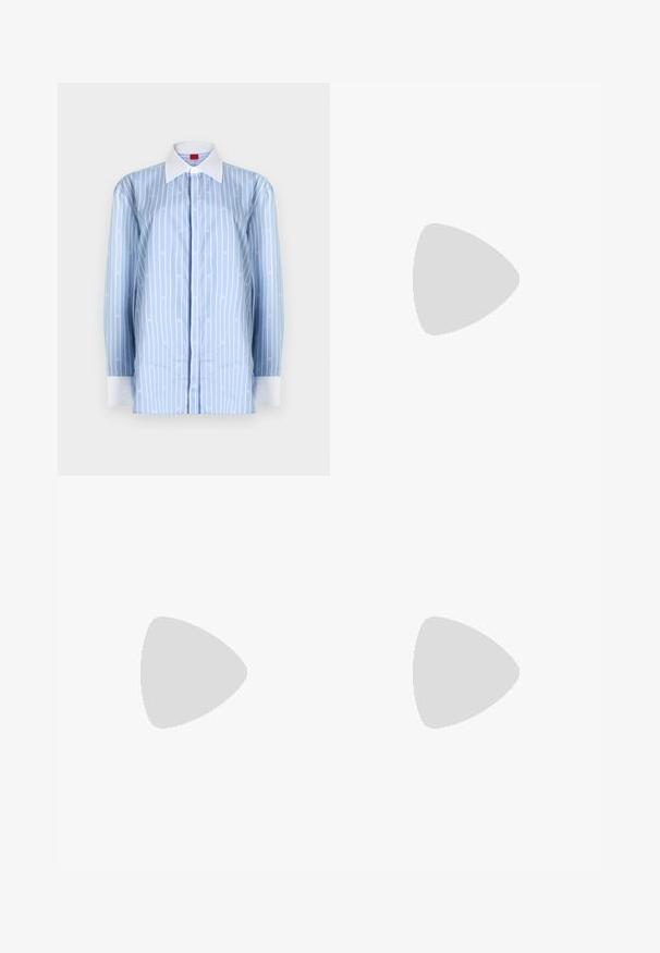 Chemise bleu clair à manches longues avec rayures verticales blanches et motifs de logo subtils. Col classique et accents de poignet blanc.; Jupe crayon noire longueur genou avec un détail de recouvrement asymétrique à l'avant sur fond blanc.; Escarpin en daim noir à bout pointu avec un talon stiletto fin de hauteur moyenne et un design à coupe basse sur un fond uni.; Sac à main rectangulaire noir avec doubles poignées arrondies, fermeture éclair dorée et logo "HUGO" embossé sur le devant avec une étiquette en cuir attachée.