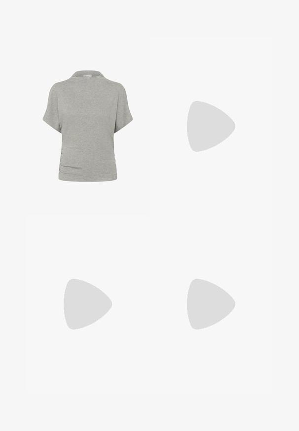 Haut à manches courtes gris clair avec un col montant et un détail subtil froncé sur le côté gauche près de la taille.; Jean évasé noir taille haute, braguette à cinq boutons, texture en denim doux et détails de coutures discrètes sur les poches et les coutures.; Chaussure à talon haut noire à bout pointu, bords festonnés, œillets métalliques, lacets à l'avant et bride de cheville avec fermeture à boucle.; Petit sac à main noir brillant avec deux longues anses et des détails à cordon sur les côtés sur un fond clair uni.