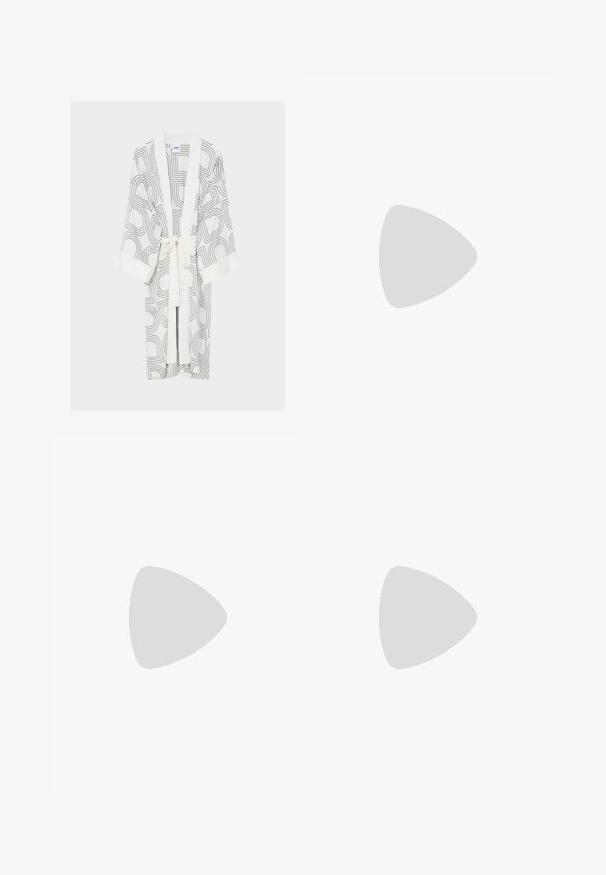 Robe style kimono blanche avec des motifs de lignes géométriques noires, manches larges, col châle et ceinture à nouer à la taille.; Pantalons larges beige avec un motif de rayures noires diagonales, une taille élastique et un ourlet contrastant noir au niveau des poignets.; Chaussure à bride arrière en cuir noir avec bout pointu et petit talon bas sur fond neutre.; Petit sac pochette beige avec tissu texturé à pois, cadre argenté, fermoir rond blanc et bracelet de poignet amovible sur fond uni.