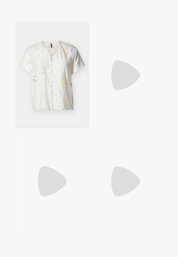Blouse blanche à manches courtes avec broderie florale subtile, devant boutonné, encolure ronde et détail noué au col.; ONLY Carmakoma Straight fit CARWILLY Mid waist - Jean droit - dark blue denim; Chaussure à talon haut slingback en cuir verni crème, pointe pointue et talon fin, posée sur une surface texturée argentée brillante.; Paire de boucles d'oreilles en forme d'anneau spirale en argent avec un design lisse et arrondi sur fond blanc uni.
