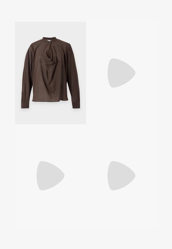 Blouse marron à manches longues avec un col montant, un bouton unique à l'avant et un détail de tissu drapé au centre devant.; Pantalon beige taille haute à jambes droites avec plis devant, passants pour ceinture et fermeture avant dissimulée.; Chaussure plate en cuir noir à bout pointu avec une fine lanière et une boucle métallique sur le côté. Texture lisse avec un design minimaliste.; Pochette en cuir marron avec un fermoir à boule en argent et un petit détail en chaîne argentée sur fond blanc.