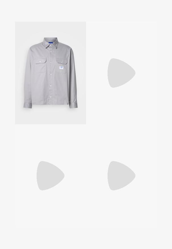 Chemise grise à manches longues en coton, avec un col boutonné, deux poches poitrine et une petite étiquette de marque sur la poche gauche.; Pantalon noir et léger avec une coupe droite. Doté d'une taille à cordon de serrage et d'une texture lisse. Convient pour une tenue décontractée.; Baskets en cuir noir avec un bout rond, surface texturée, semelle en caoutchouc blanc et lacets noirs. Design minimaliste avec un profil épuré.; Ceinture en cuir noir avec une boucle rectangulaire en argent et un détail de logo en relief. Design plat avec une texture lisse et une finition classique.