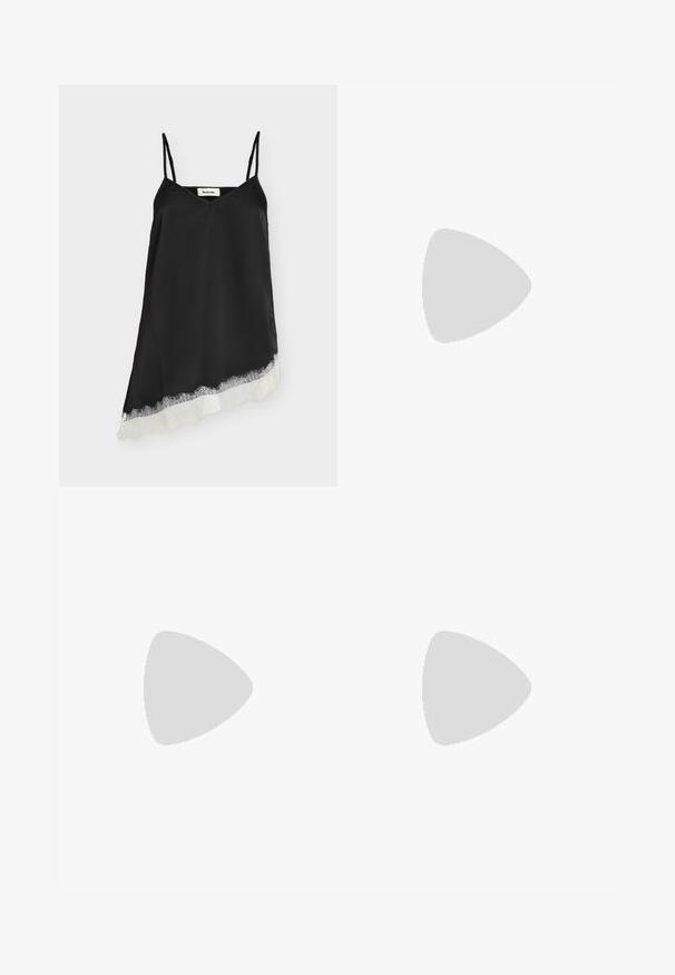Robe en satin noire sans manches avec fines bretelles et ourlet asymétrique orné de dentelle blanche.; Jupe longue noire à volants avec taille élastique, plis horizontaux subtils et détails en dentelle.; Jambes portant des leggings côtelés foncés associés à des ballerines noires avec de petits détails en nœud sur fond blanc.; Sac à main noir avec texture crocodile, bord supérieur froncé, poignée plissée et pompons à cordon de chaque côté sur fond blanc.