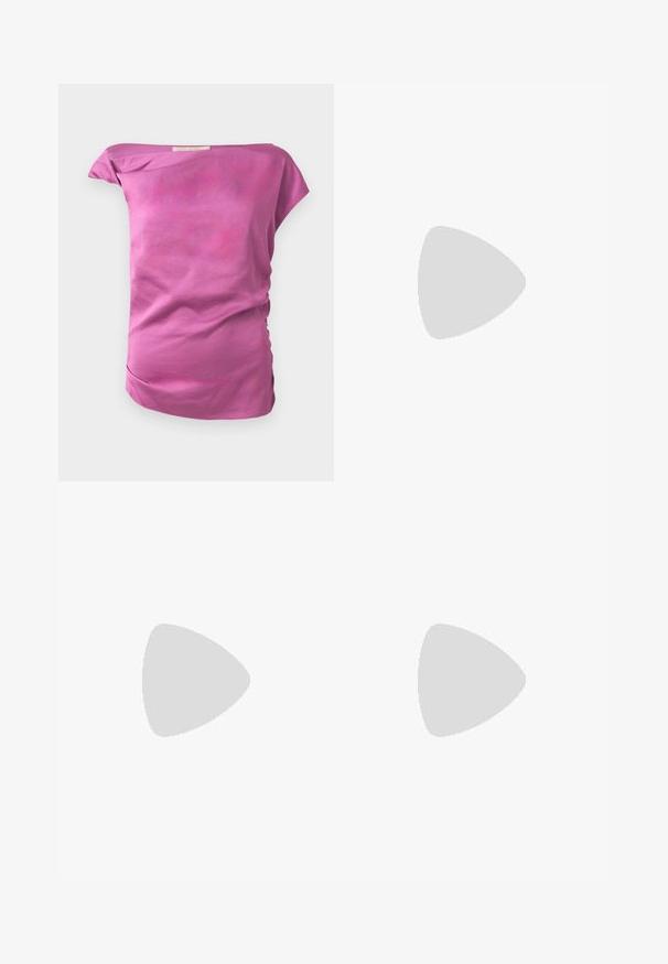 Top ajusté, décolleté décalé en tissu léger rose pâle avec une texture lisse. Présente un léger fronce sur un côté et un ourlet courbé.; Jupe midi plissée métallisée brun foncé avec taille haute et fente latérale sur un fond clair uni.; Chaussure slingback en cuir verni noir à bout pointu avec bride en T et petit talon bloc incliné sur fond blanc.; Portefeuille rectangulaire brillant noir avec une sangle frontale et une fermeture à boucle en métal argenté, présenté sur un fond blanc uni.