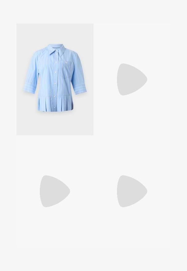 Chemise bleu clair boutonnée avec rayures verticales blanches, manches trois-quarts, col pointu, poche poitrine et ourlet plissé.; Jupe longue plissée marron taille haute avec ourlet large, fabriquée en tissu léger, présentée sur un fond blanc uni.; Chaussure plate slingback en beige clair avec une tige en maille, un bout pointu et un petit talon. Dotée d'une sangle ajustable pour un bon maintien.; Petite pochette tissée marron avec cadre métallique argenté, deux fermoirs ronds en bois, et une courte chaîne argentée sur fond blanc.