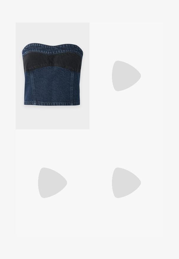 Haut sans bretelles en denim avec un design bleu foncé et un panneau noir sur la partie supérieure, texture lisse et décolleté arrondi.; Jupe marron en tissu texturé, présentant des rayures horizontales de différentes teintes. Une étiquette sur le côté affiche le nom de la marque et les instructions d'entretien.; Mule à talon haut marron foncé brillant à bout pointu avec une fine bride sur le coup de pied sur fond blanc uni.; Petit sac pochette en cuir bordeaux avec fermoir métallique argenté et bracelet sur fond blanc.