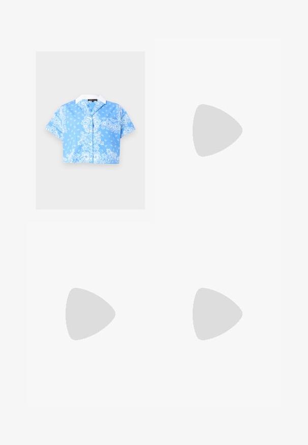 Blouse courte bleue à manches courtes avec motif floral cachemire blanc et col blanc pointu, avec boutons sur le devant et poche poitrine.; Jean large bleu clair en denim, avec une taille haute, cinq poches, et une fermeture à bouton avec braguette zippée.; Chaussure plate en cuir noir à bout pointu avec talon bas et finition lisse, vue de côté sur un fond gris clair.; Porte-monnaie en cuir noir avec texture froncée, cadre en métal argenté, fermeture à verrouillage kiss-lock et bandoulière en chaîne. Surface lisse et douce.