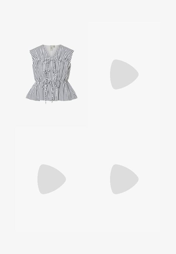 Ριγέ peplum τοπ σε λευκό και μαύρο. Διαθέτει V-λαιμό, συγκεντρωμένες λεπτομέρειες και φιόγκους. Ελαφρύ ύφασμα με υφή.; Παντελόνι τζιν σε σκούρο μπλε χρώμα, με ψηλή μέση και φαρδιά πόδια, διαθέτει μπροστινές τσέπες και ζώνη από το ίδιο ύφασμα δεμένη στη μέση.; Μαύρο μυτερό μπαλαρίνα παπούτσι με λουρί πίσω, αιωρείται πάνω από μια επιφάνεια από άσφαλτο δίπλα σε πλακόστρωτο πεζοδρόμιο.; Μαύρη τσάντα με υφή κροκοδείλου, με πτυχώσεις στην πάνω άκρη, μαζεμένη λαβή και κορδόνια με φούντες σε κάθε πλευρά, πάνω σε λευκό φόντο.