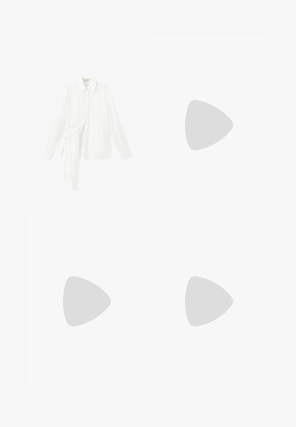 Chemise blanche à manches longues avec col pointu et détail de nouage asymétrique en tissu sur le côté gauche.; Pantalon crème taille haute à jambes larges avec plis devant et fermeture dissimulée par boutons et zip.; Chaussure slingback en cuir blanc à bout pointu avec petit talon et bride de cheville ajustable avec boucle argentée.; Sac cabas en cuir marron avec longues bandoulières et détail à cordon de serrage des deux côtés, légèrement ouvert en haut.