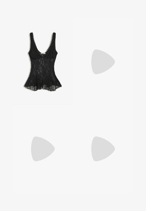 Haut sans manches en dentelle noire avec un décolleté profond en forme de U et un ourlet évasé, présentant un motif floral en dentelle et un tissu semi-transparent.; Jean noir à jambes larges avec cinq poches et des détails délavés sur les cuisses et les genoux, posé à plat sur un fond blanc.; Baskets Adidas noires avec des bandes blanches et une semelle beige, capturées en plein air au-dessus d'une surface en pierre et d'un mur en pierre en arrière-plan.; Sac à main en cuir verni noir avec une forme incurvée, une bandoulière, des poches avant et des accents en métal argenté.