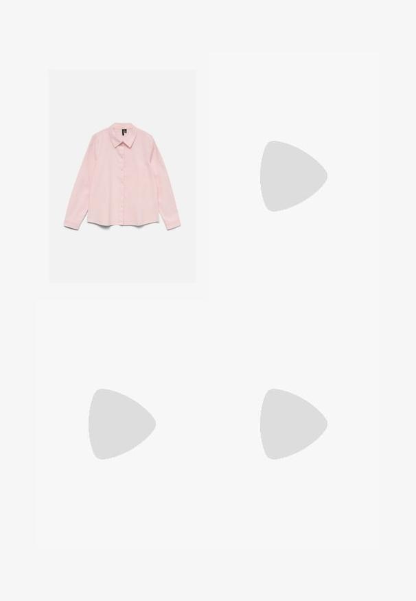 Chemise rose clair à manches longues avec col et boutons, étalée à plat sur un fond blanc.; Pantalons évasés noirs en denim avec une taille haute, ornés de quatre boutons décoratifs à l'avant et d'une texture lisse.; Escarpin en cuir verni noir à talon aiguille, à bout pointu, avec une sangle élastique double pour un maintien sécurisé. Surface lisse et brillante.; Sac à main rectangulaire noir avec deux longues bandoulières, détail anneau doré et fermeture éclair sur un fond clair uni.