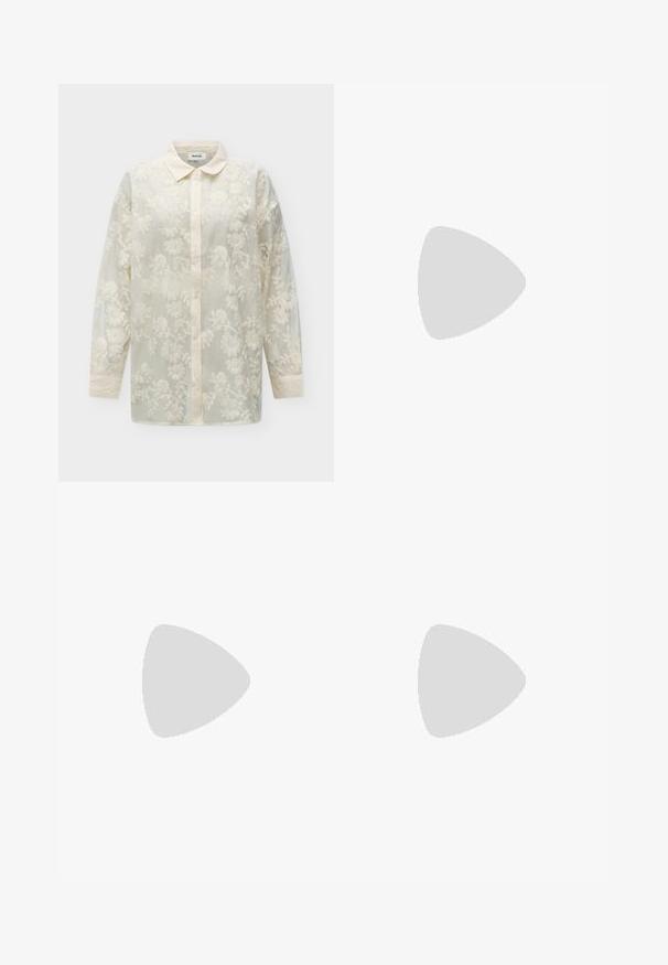 Blouse crème transparente à manches longues avec broderie florale, fermeture boutonnée à l'avant et col arrondi.; Jeans évasés en denim bleu foncé avec poches avant, passants de ceinture et fermeture par bouton sur un fond uni.; Bottine en cuir noir avec un bout rond, des panneaux latéraux élastiques et une bride décorative avec un accent en anneau doré. Design à talon bloc.; Sac à main en cuir verni marron de forme rectangulaire, avec deux longues poignées et des accents courbés subtils à l'avant.
