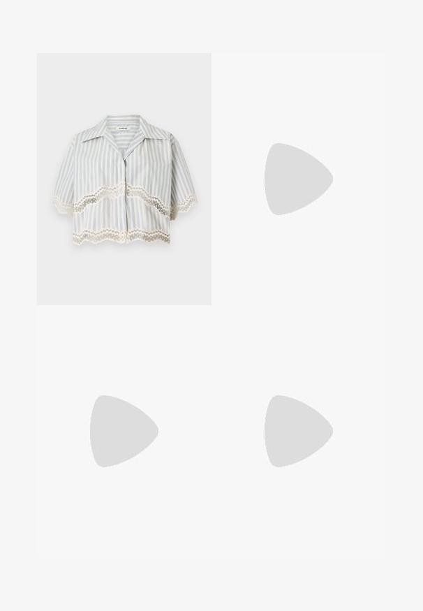Blouse courte à manches courtes avec rayures verticales bleues et bordure en dentelle festonnée aux manches et à l'ourlet, devant boutonné, col ouvert.; Jupe plissée bleu marine avec une fine ceinture marron et des ornements floraux dorés sur les côtés.; Sandale de pêcheur en cuir noir avec bout ouvert, multiples brides et fermeture à boucle dorée sur une semelle plate, vue de profil.; Sac à main en daim bleu foncé avec des coutures blanches, une poignée découpée, une bandoulière à motif et de longues franges des deux côtés.