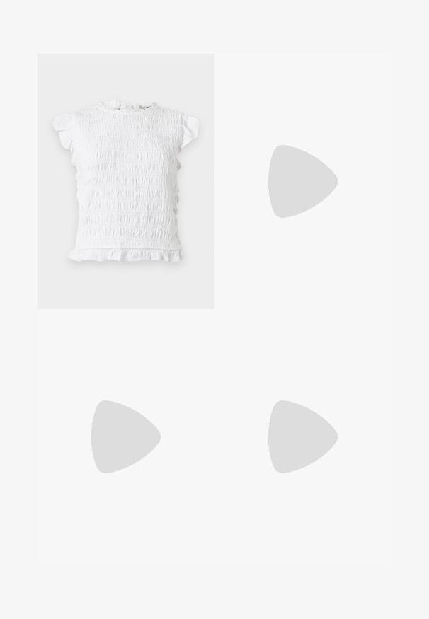 Haut blanc à manches courtes avec smocks, col, manches et ourlet à volants, présenté à plat sur un fond clair.; Jean denim bleu clair taille haute à jambes droites avec poches avant et arrière, fermeture à boutons et passants pour ceinture.; Sandale à talons hauts en cuir verni bourgogne avec une bride de cheville, bout pointu et trois bandes horizontales sur le pied. Détail de boucle dorée.; Sac à main brillant bordeaux foncé avec une anse fine unique et une forme trapézoïdale élégante sur un fond clair uni.