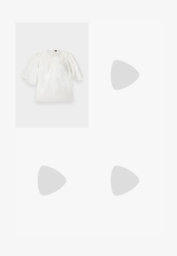Blouse blanche avec manches larges mi-coude, détail en dentelle sur la poitrine et tissu plissé sur le haut devant.; Pantalon taille haute sur mesure couleur corail rose, avec plis sur le devant, passants pour ceinture, et jambes droites, sur un fond clair uni.; Chaussure plate beige à bout pointu avec bride arrière, petit talon noir et finition en cuir lisse, vue de côté sur un fond uni.; Pochette en cuir beige avec rabat avant et fermeture par sangle verticale, sur un fond clair uni.
