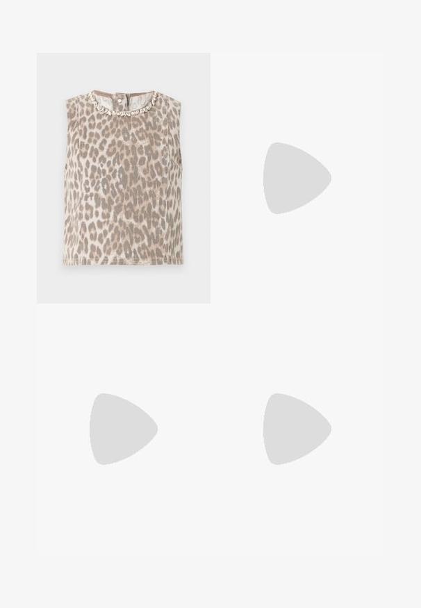 Haut beige sans manches avec imprimé léopard gris, col rond orné d’embellissements argentés en forme de feuilles, et fermeture par boutons dans le dos.; Jean droit bleu clair taille haute avec des détails décolorés et usés sur l'avant des cuisses et les genoux.; Pump à talon haut en cuir verni noir avec un bout pointu et une silhouette épurée, présentant une texture lisse et un design minimaliste.; Pochette lavande douce avec tissu froncé, fermoir kiss-lock argenté et bracelet assorti sur un fond clair uni.