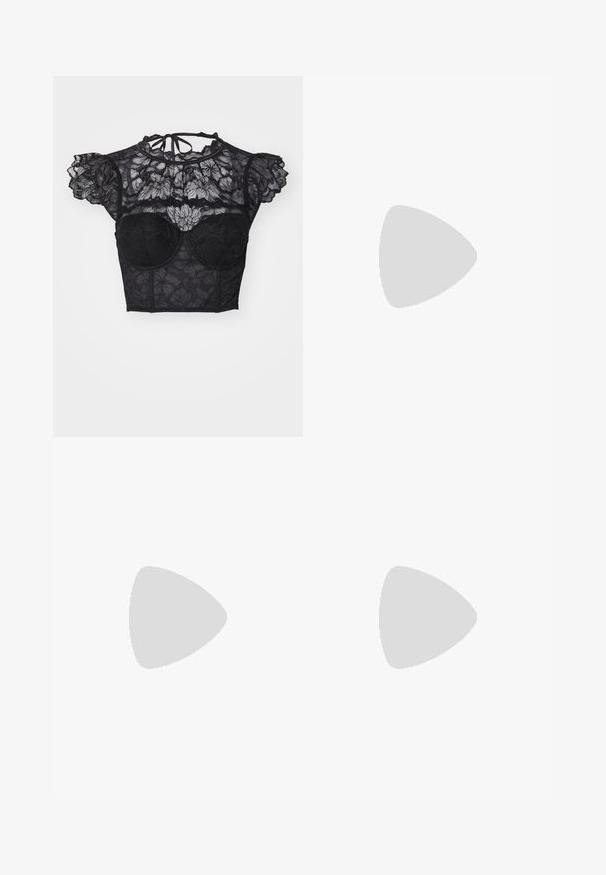 LASCANA Blouse - black; Zwarte kant rok met een gestructureerde top, met een gerafelde kant zoom. De stof toont bloemmotieven en een soepele tailleband.; Zwarte leren enkelboot met spitse neus, voorlacing, metalen oogjes, lage blokhak en een strakke uitstraling. Gladde textuur, moderne silhouette.; Zwarte koordketting met een glanzend gouden abstracte vlindervormige hanger en gouden uiteinden aan de koorden.