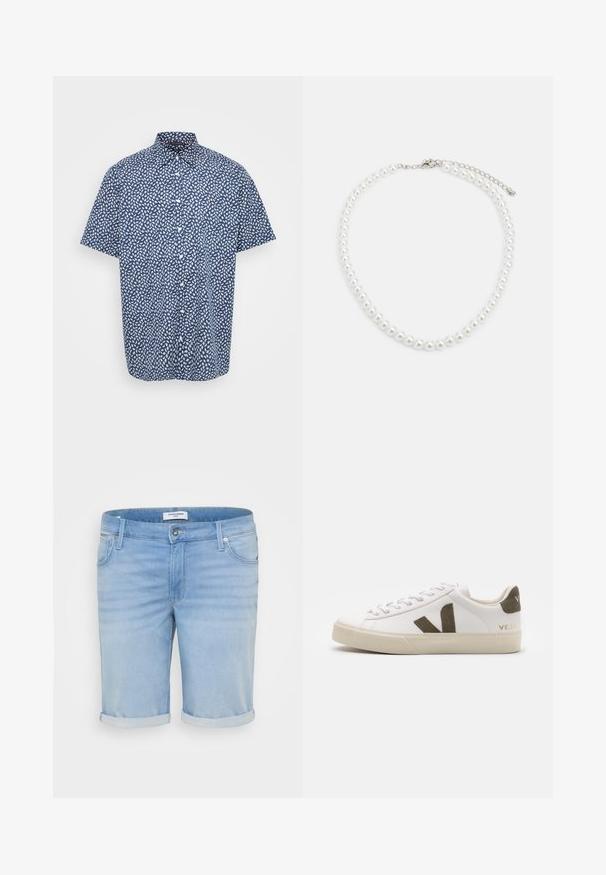 Kortærmet skjorte med knapper i navy med hvidt bladmønster, lavet af bomuldsstof, med klassisk krave og forlommer.; Lysblå denimshorts med en let falmet finish, opfoldede bukseben, fem-lommer design og en metalknaplukning.; Hvide læder sneakers med en lys beige gummisål. Har en brun ruskinds V-logo og hælflap. Snørret lukning med en struktureret overflade.; Hvid perlekæde med ensartet rund form, glat overflade og metalspænde med forlængerkæde for justerbar længde.