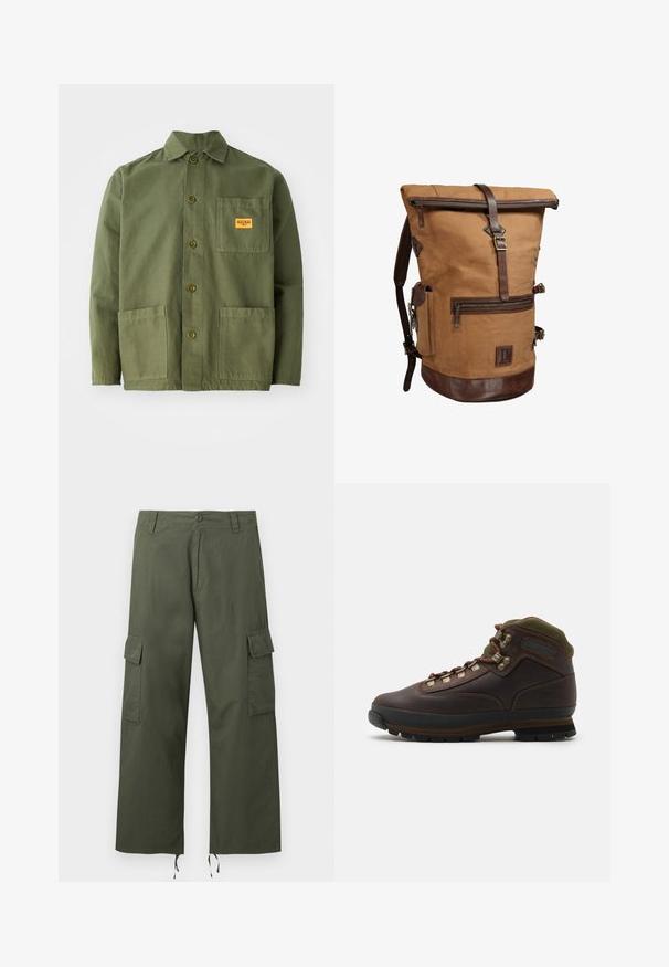 Olivgrüne Jacke aus schwerem Baumwollmaterial, mit spitzem Kragen, Knöpfen auf der Vorderseite und zwei großen aufgesetzten Taschen. Mit einem kleinen Logo-Patch versehen.; Olivgrüne Cargohose mit seitlichen Klappentaschen, Knopfverschluss, Gürtelschlaufen und verstellbaren Kordeln an den weiten Hosenbeinen.; Brauner Leder-Wanderschuh mit grünem Stoffkragen. Besitzt Metall-Schnürhaken, Gummisohle und strukturiertes Profil für besseren Halt.; Brauner Canvas-Rolltop-Rucksack mit Lederriemen, Frontreißverschlusstasche, Seitentasche und Lederboden, isoliert auf weißem Hintergrund.