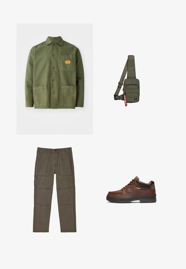 Olivgrüne Jacke aus schwerem Baumwollmaterial, mit spitzem Kragen, Knöpfen auf der Vorderseite und zwei großen aufgesetzten Taschen. Mit einem kleinen Logo-Patch versehen.; Herren-Hose in Olivgrün, gerade geschnitten, mit verstärkten Knieeinsätzen, aufgesetzten Taschen vorne und seitlicher Cargotasche, mit Knopf- und Reißverschluss.; Braunes Leder-Schuhwerk mit klassischem Design, ausgestattet mit einer Schnürung, grünen Akzenten und einer robusten schwarzen Gummi-Sohle. GORE-TEX®-Label sichtbar.; Olivgrüne Umhängetasche aus strukturiertem Stoff, mit einer Reißverschlusstasche vorne und einem roten Markenetikett. Verstellbarer Träger für Komfort.