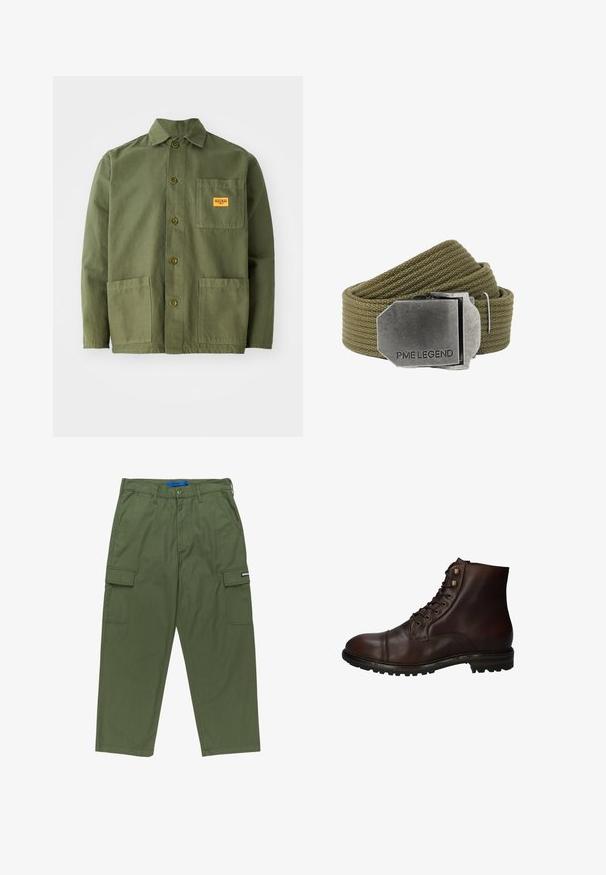 Olivgrüne Jacke aus schwerem Baumwollmaterial, mit spitzem Kragen, Knöpfen auf der Vorderseite und zwei großen aufgesetzten Taschen. Mit einem kleinen Logo-Patch versehen.; Grüne Cargo-Hosen mit geradem Schnitt, mehreren Seitentaschen und einem Reißverschluss. Hergestellt aus strapazierfähigem Baumwollstoff. Mit Markenlabel.; Dunkelbraune Leder Schnürstiefelette mit robustem Gummisohlen und Metallösen, von der Außenseite betrachtet.; Olivgrüner gewebter Stoffgürtel mit einer großen rechteckigen gebürsteten Metallschnalle, auf der "PME LEGEND" eingraviert ist.