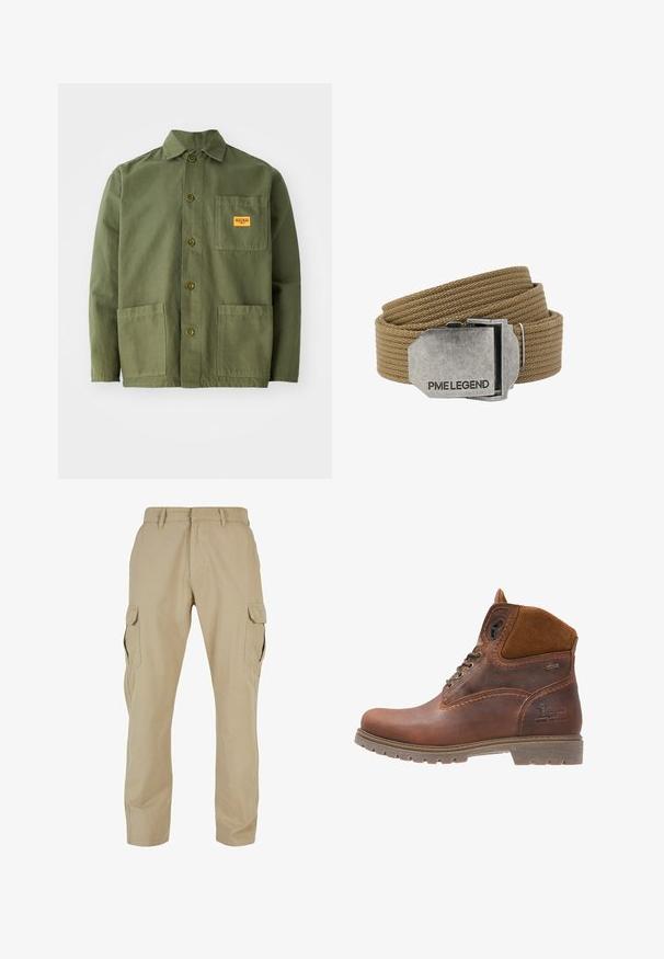 Olivgrüne Jacke aus schwerem Baumwollmaterial, mit spitzem Kragen, Knöpfen auf der Vorderseite und zwei großen aufgesetzten Taschen. Mit einem kleinen Logo-Patch versehen.; Beige Cargo-Hosen aus Baumwolltwill mit mehreren Seitentaschen, geradem Bein Design und einem Reißverschluss mit Gürtelschlaufen.; Braune Leder-Ankle-Boots mit Wildlederakzenten, runder Zehenpartie, schnürbarem Vorderteil, robuster Sohle und geprägtem Logo-Detail an der Seite.; Hellbrauner gewebter Stoffgürtel, zusammengerollt, mit einer rechteckigen silbernen Metallschnalle, auf der "PME LEGEND" eingraviert ist.