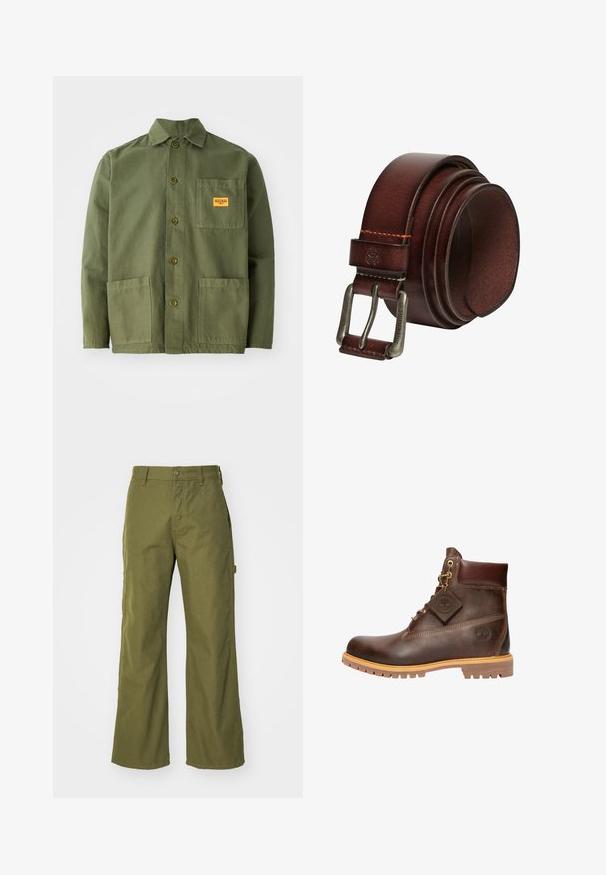 Olijfgroen jack gemaakt van zware katoen, met een puntige kraag, knopen aan de voorkant en twee grote opgestikte zakken. Inclusief een klein logo-opdruk.; Olijfgroene wijde broek van duurzaam materiaal, met een knoopsluiting, zijzakken en een rechte zoom.; Bruine leren enkelboot met een ronde neus, stevige zool, hardware in goudkleur en een gestructureerde bovenkant. Inclusief een merklabel dat is bevestigd.; Opgerolde donkerbruine leren riem met metalen pin gesp gegraveerd met "SUPERDRY" en zichtbare stiksels nabij de gesp.