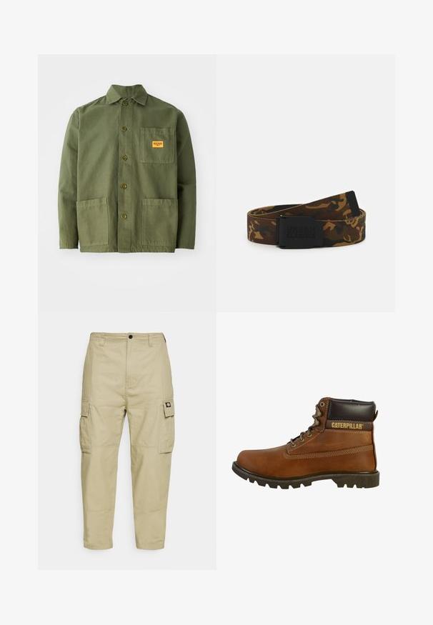 Oliven grøn jakke lavet af tung bomuld, med en spids krave, frontknapper og to store påsætningslommer. Inkluderer et lille logo patch.; Beige cargo bukser lavet af slidstærkt stof, med to sidelommer, knaplukning og smalle ben med en glat overflade.; Brune læderarbejdssko med høj ankel, robust sål, metaløjer og en mørkebrun polstret krave. Har "Caterpillar"-branding.; Kamuflage stof bælte i nuancer af brun og grøn, med en sort spænde med "URBAN CLASSICS" logo og en struktureret overflade.