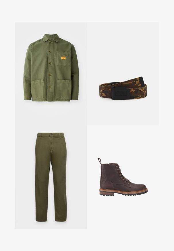 Oliven grøn jakke lavet af tung bomuld, med en spids krave, frontknapper og to store påsætningslommer. Inkluderer et lille logo patch.; Olivengrønne bomuldsbukser med lige pasform, knaplukning og minimale syninger. Glat tekstur uden tydelige mønstre.; Brune læder støvler med snørebånd ved anklen, med en tekstureret overflade, kontrasterende beige såler og metaløjer. Har en trækflig for nem påtagning.; Kamuflage stof bælte i nuancer af brun og grøn, med en sort spænde med "URBAN CLASSICS" logo og en struktureret overflade.