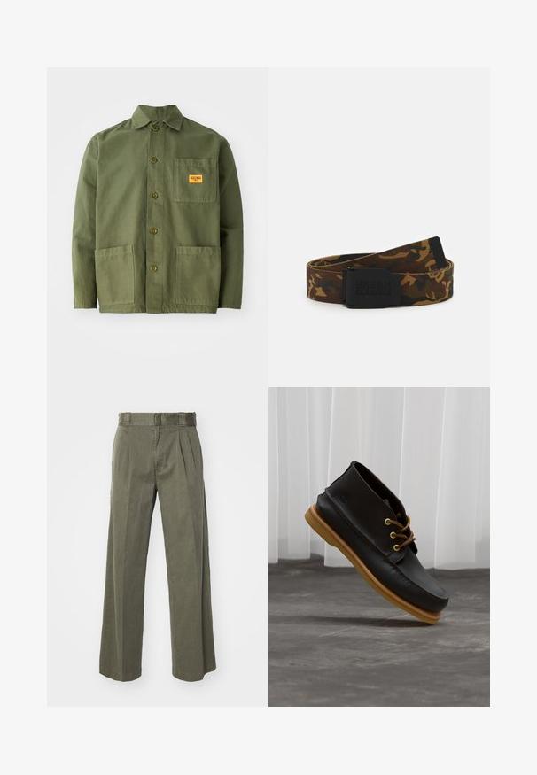 Olivgrüne Jacke aus schwerem Baumwollmaterial, mit spitzem Kragen, Knöpfen auf der Vorderseite und zwei großen aufgesetzten Taschen. Mit einem kleinen Logo-Patch versehen.; Olivgrüne Hose mit einem lockeren, weit geschnittenen Design und vorderen Falten. Hergestellt aus strukturiertem Stoff mit einem normalen Bund und ohne sichtbare Beschläge.; Schwarze Lederschuhe mit glatter Oberfläche, runder Zehenform, braunen Schnürsenkeln und hellbraunen Gummisohlen. Logo an der Seite geprägt.; Tarnstoffgürtel in Brauntönen und Grüntönen, mit einer schwarzen Schnalle mit dem Logo "URBAN CLASSICS" und einer strukturierten Oberfläche.