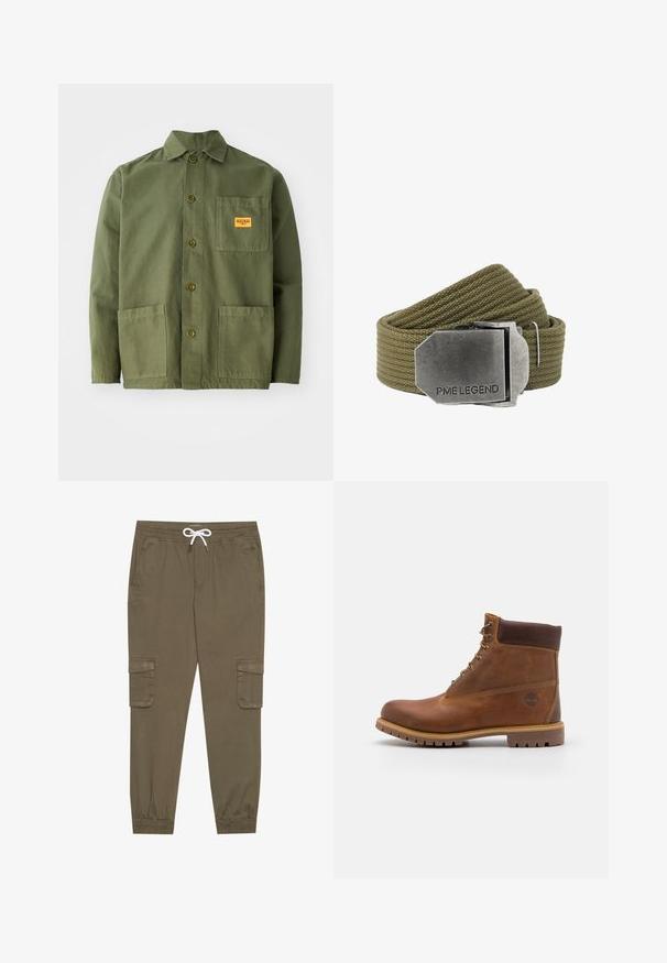 Veste verte olive en coton épais, avec un col pointu, des boutons à l'avant et deux grandes poches plaquées. Comprend un petit patch avec un logo.; Pantalons cargo kaki avec une taille élastique et un cordon de serrage, dotés de poches latérales et de chevilles côtelées. Fabriqués en matériau texturé et léger.; Botte de randonnée en cuir marron avec une finition lisse, cheville rembourrée, œillets en métal et semelle en caoutchouc dotée d'un motif de crampons robuste.; Ceinture en tissu tissé vert olive avec une grande boucle rectangulaire en métal brossé gravée de "PME LEGEND".