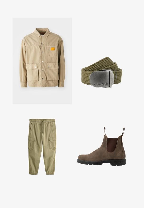 Replay Inc. SHIRT - Skjorter - khaki; Lyse olivengrønne cargobukser lavet af blødt stof, med elastisk talje, snøre, flere lommer og elastiske manchetter.; Brune læder chelsea-støvle med elastiske sidepanelen, trækflapper og en sort gummisål med et struktureret slidbane for bedre greb.; Olivengrønt vævet stofbælte med en stor rektangulær børstet metal spænde indgraveret med "PME LEGEND."