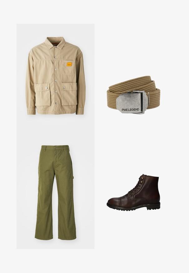 Replay Inc. SHIRT - Overhemd - khaki; Olijfgroene wijde broek van duurzaam materiaal, met een knoopsluiting, zijzakken en een rechte zoom.; Donkergrote leren veterschoenen tot de enkels met een robuuste rubberen zool en metalen veters, gezien vanuit de buitenzijde.; Tan geweven stoffen riem opgerold met een rechthoekige zilveren metalen gesp gegraveerd met "PME LEGEND."
