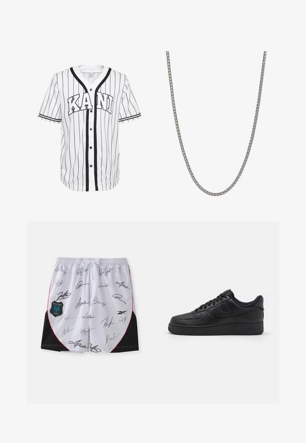 Witte baseball jersey met korte mouwen en zwarte strepen, met een knoopsluiting aan de voorkant en het woord "KANI" prominent weergegeven in zwarte letters.; Witte shorts met zwarte accenten en rode bies, met meerdere zwarte handtekeningen. Inclusief een botter Antwerp-logo aan de linkerzijde.; Nike Sportswear AIR FORCE 1 07 FLYEASE - Sneakers laag - black; Metalen ketting halsketting met een gevlochten ontwerp, zilverkleurig, met een gladde textuur en gelijkmatige schakels, geschikt voor verschillende stijlen en gelegenheden.