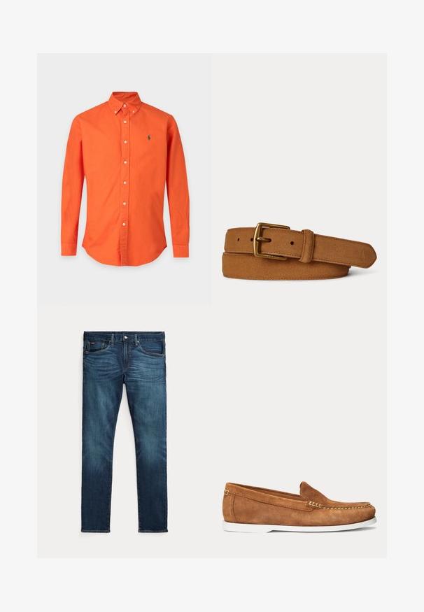 Orange skjorte med lange ærmer, knapper og krave samt lille mørkt logo på venstre bryst, vist mod en ensfarvet lys baggrund.; Mørkeblå slim-fit jeans med frontknap og lynlås, fem lommer og subtil falmen på forreste lår og knæ.; Brun ruskindslipper med hvid sål og beige syninger langs tåen og øverste kant vist i sideprofil på ensartet baggrund.; Brunt ruskind læderbælte med guldfarvet metalspænde, syninger på kanterne og præget logo på spidsen mod en ensfarvet baggrund.
