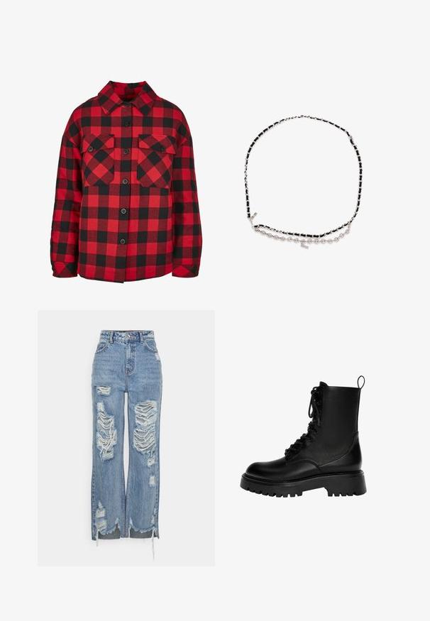 Rød og sort ternet flannel skjorte, knap-op stil, med to brystlommer og fold-down krave. Bomuldsstof, afslappet pasform.; Blå højtaljede jeans lavet af denim, med store slidte lapper, rå kant og en løs pasform med sideslids ved anklerne.; Sorte snørebånd ankelstøvler lavet af syntetisk læder, med en kraftig sål, trækstrop og fremtrædende syninger.; Sølv kædebælte flettet sammen med sort stof og justerbar lås på hvid baggrund.