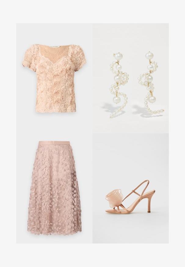 Lyserød blush kortærmet bluse med 3D-roseapplikationer og V-udskæring, der har transparent blonder under.; Blonder midi-nederdel i blød pink med blomstermotiver, der har en tætsiddende linning og lagdelt design, hvilket fremhæver en delikat struktur.; Loeffler Randall STEPH ORGANZA FLOWER - Højhælede sandaletter / Højhælede sandaler - blush; Hvide perleøreringe med et snoet design, der har varierende størrelser af perler og guld accenter. Glat overflade og elegant form.