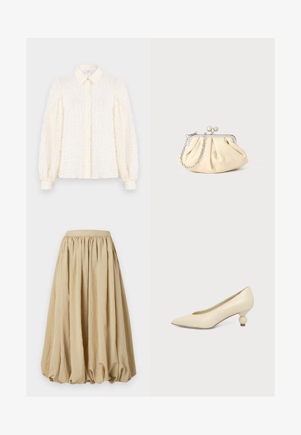 Witte blouse met een gestructureerd ruitpatroon, voorzien van een kraag, knoopsluiting aan de voorkant en poffende mouwen met elastische manchetten. Lichte en luchtige stof.; Beige midi-rok met een geplooid taillegedeelte, vloeiende stof en volumineuze vorm, met een gestructureerd oppervlak en subtiele kreukdetails.; Dames schoen in roomkleur met een puntige neus en een lage, ronde balvormige hak op een effen achtergrond.; Geplooide beige leren clutch met een zilveren metalen frame, voorzien van twee ronde decoratieve sluitingen en een zilveren kettingriem.