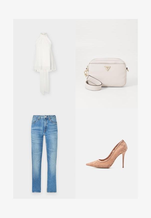 Hvid ærmeløs haltertop med høj rynket halsudskæring og lange stofbånd, der hænger bagpå mod ensfarvet baggrund.; Lyseblå denimjeans med lige ben, der har forlommer, knaplukning og diskret falmning over stoffet.; Højhælet sko i blød ferskenfarve med blonder, spids tå og slank stilet-hæl, med en glat finish og detaljeret blomstermønster.; Læder crossbody taske i lys beige med guldfarvet hardware, der har et trekantet logo og en justerbar rem, glat tekstur og lynlåslukning.