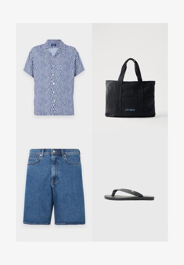 Kortærmet skjorte i hvidt stof med blåt bølge mønster, med krave, knaplukning foran og en enkelt brystlomme.; Denim shorts i en mellemblå nuance med et klassisk fem-lomme-design, sydde detaljer og en lige pasform.; Sort flip-flop med teksturerede stropper, flad sål og tandet kant. Fremstillet af gummi med en glat finish og minimalistisk design.; Sort lærredstaske med to håndtag, forlomma og "LES DEUX" broderet i blåt på forlommen.