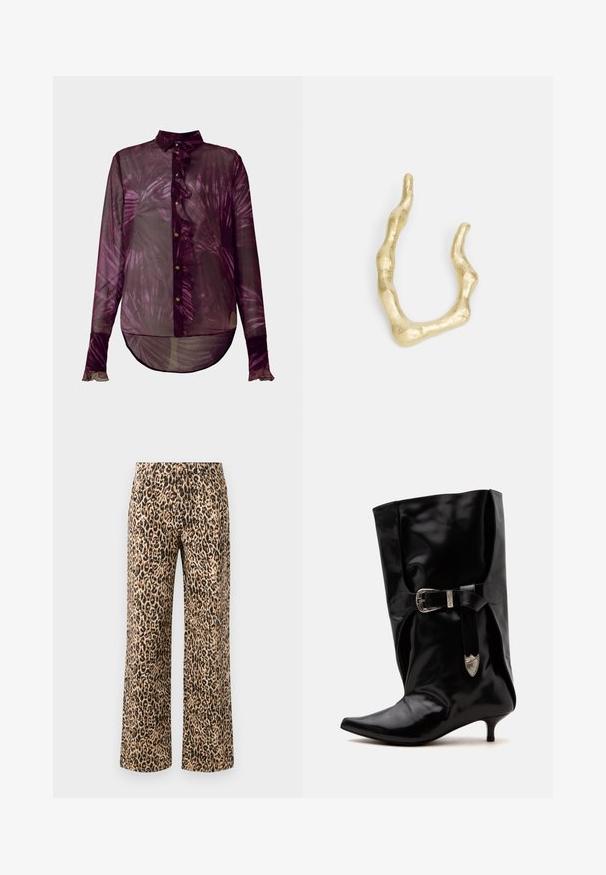 Transparante lange mouwen blouse in dieppaars met een gerimpelde voorkant, knoopsluiting en een palmenbladpatroon. Afronding aan de onderkant met uitlopende manchetten.; Leopardprint wijduitlopende broeken in beige en zwart. Katoenmix stof met een zachte textuur, met een hoge taille en zonder zichtbare hardware.; Zwarte glanzende kniehoge laars met puntige neus, lage hak en decoratieve gespsluiting rond het bovenste kuitgedeelte.; Goudkleurige ring met een onregelmatige, golvende vorm. Heeft een gestructureerd oppervlak en variërende diktes, die lijken op organische vormen.