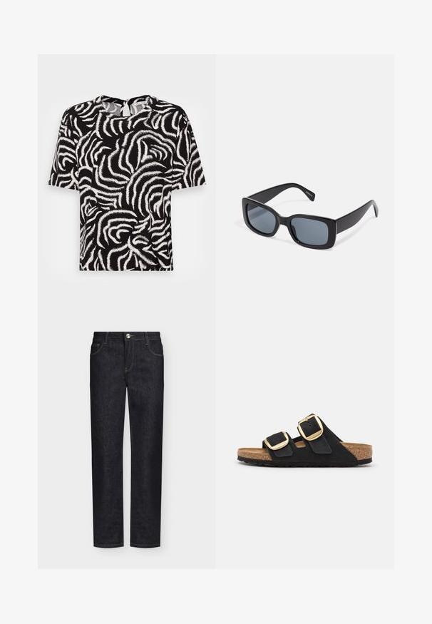 TOM TAILOR EASY SHAPE - Bluse - black; Sorte jeans med lige ben, forlommer, bæltestropper og knaplukning på en ensfarvet baggrund.; Sorte ruskind slide sandaler med to brede stropper, hver med en stor guldspænde og en naturlig kork sål med en tekstureret gummisål.; Sorte rektangulære solbriller med mørkt tonede linser, tyk plastramme og brede stænger. Glat overflade og kantet design.