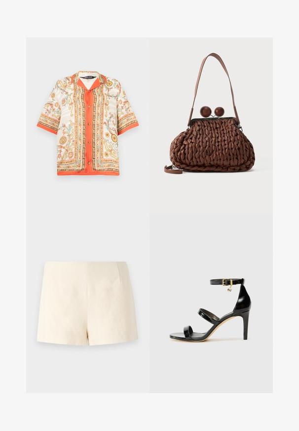 Kurzärmliges Hemd zum Knöpfen mit orangem Rand, komplexen Blumen- und Sonnenmustern sowie "Just Cavalli" Logo-Streifen auf weißem Hintergrund.; Beige maßgeschneiderte Shorts aus leichtem Stoff, mit glatter Textur, klaren Linien und ohne sichtbare Verschlüsse oder Taschen.; Schwarze Lackleder-Sandale mit drei Riemen, Knöchelriemen und 10 cm hohen Stiletto-Absatz. Verfügt über goldfarbene Hardware-Details und ein Logo-Charm.; Braune gewebte Lederhandtasche mit einem einzelnen Trageriemen und zwei großen runden Holzverschlüssen oben.