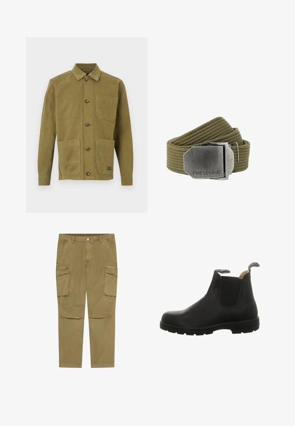 Olijfgroene katoenen jas met een kraag, voorzien van twee voorzakken en een knoopsluiting. Gestructureerde stof met zichtbare stikseldetails.; Khaki cargobroek met knopen- en ritssluiting, voorzien van zijflappzakken en schuin geplaatste voorzakken.; Zwarte leren Chelsea boot met elastische zijpanelen, een ronde neus en een robuuste rubberen zool met een hiel-lus voor gemakkelijk aan- en uittrekken.; Olivengroene geweven stoffen riem met een grote rechthoekige geborstelde metalen gesp gegraveerd met "PME LEGEND".