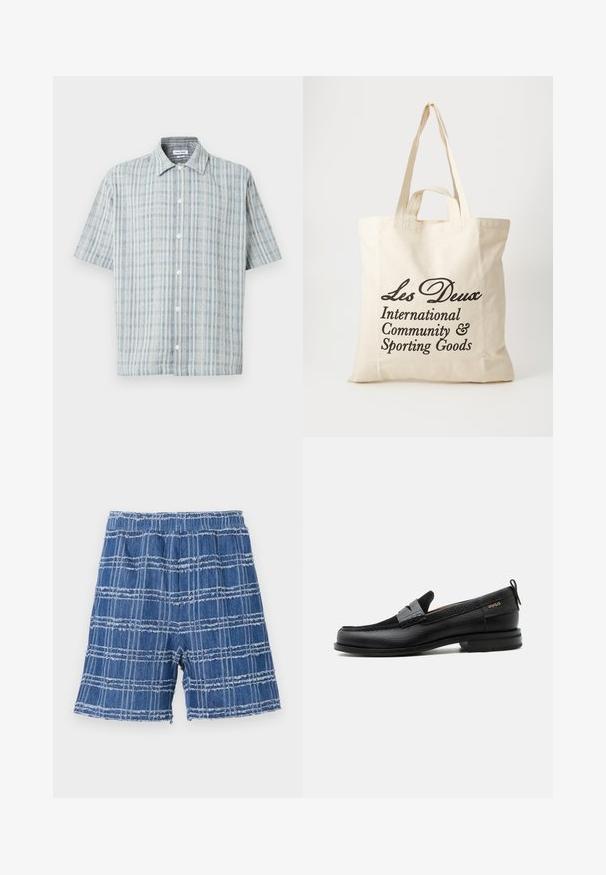 Korte mouwen overhemd met knopen en een blauw-wit ruitpatroon, spreidkraag en witte knopen aan de voorkant.; Denim shorts met een rafelig zoom, met een blauw geruit patroon. Elastische tailleband, recht модел en zachte textuur.; Zwarte leren loafer met grijs riemdetailelement, lage hak en gestructureerde zool, aan de zijkant gebrandmerkt met "HUGO" in goud.; Beige katoenen tote bag met twee stevige handvatten. Beschikt over zwarte bedrukte tekst: "Les Deux International Community & Sporting Goods."