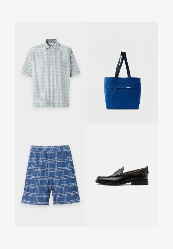 Korte mouwen overhemd met knopen en een blauw-wit ruitpatroon, spreidkraag en witte knopen aan de voorkant.; Denim shorts met een rafelig zoom, met een blauw geruit patroon. Elastische tailleband, recht модел en zachte textuur.; Zwarte leren herensloffen met moc toe stiksel, pennyriem, gestructureerde kraag en lage gestapelde hak op witte achtergrond.; Blauwe canvas boodschappentas met een voorvak met rits, dubbele schouderbanden en een rechthoekige vorm. Heeft een subtiel merklabel.